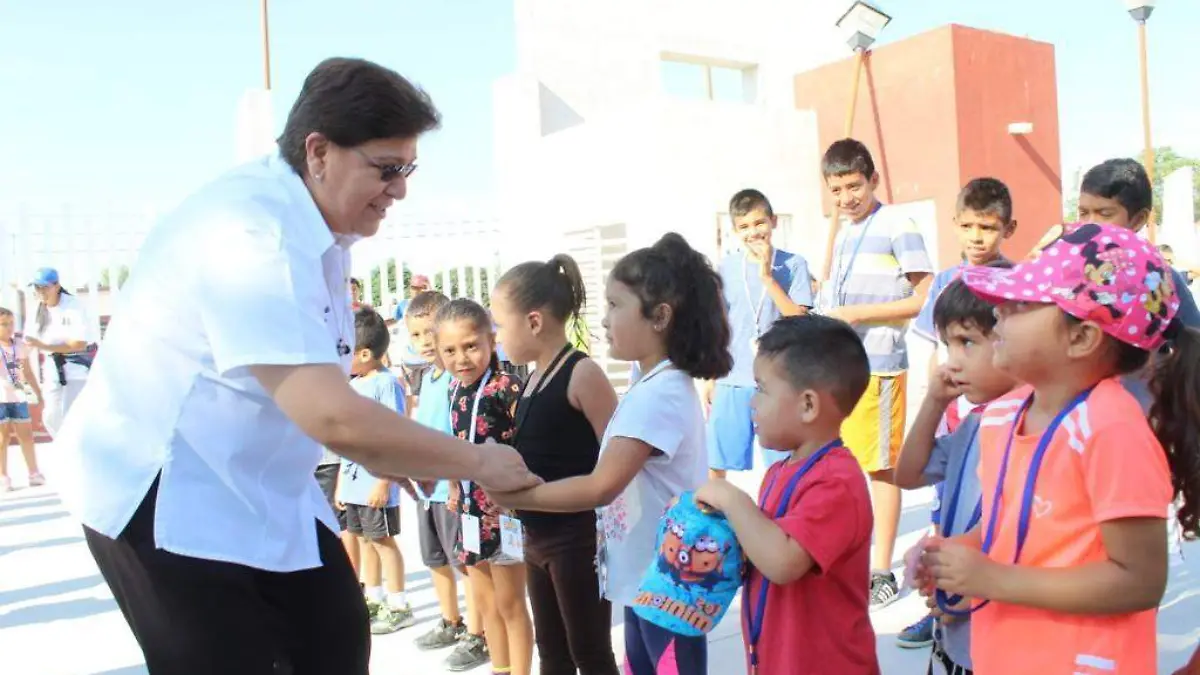 35 La alcaldesa dio banderazo de inicio del Curso de Verano